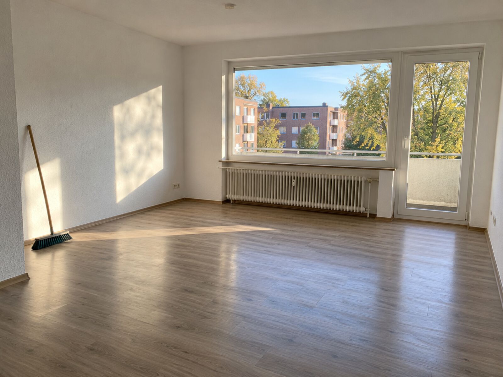 Treppenhaus eines Mehrfamilienhauses in Salzgitter mit gestapelten Umzugskartons vor dem Abtransport