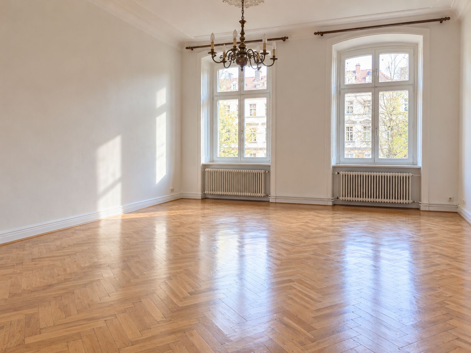 Dasselbe Wohnzimmer nach der Haushaltsauflösung: leer und besenrein