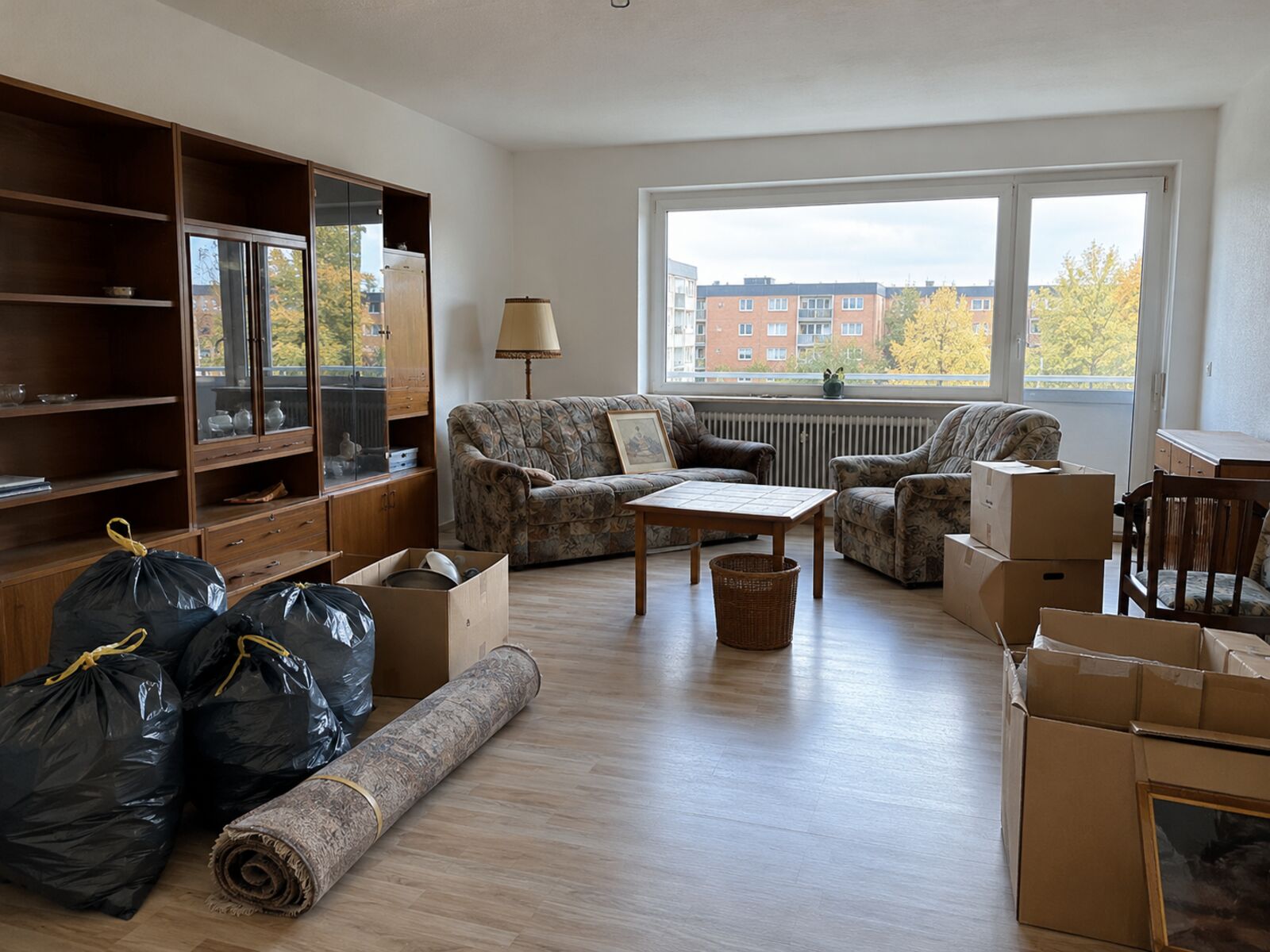 Wohnung mit Säcken, Kartons und aufgerolltem Teppich während einer Wohnungsauflösung in Braunschweig